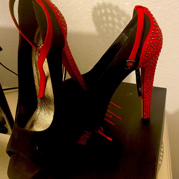 These beautiful red and black suede crystal stilettos are show stopper - Picture 5 of 6